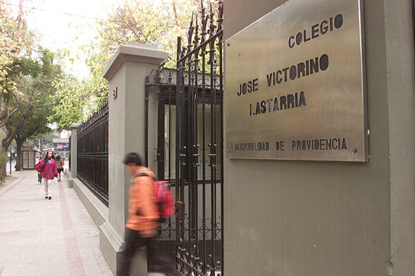 Inspector acusado de abuso sexual fue separado de sus funciones del Liceo Lastarria