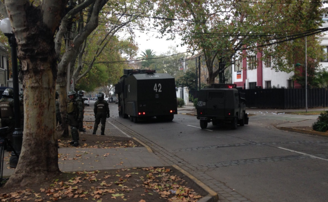 Se registran incidentes a las afueras del lugar donde declara Juan Emilio Cheyre