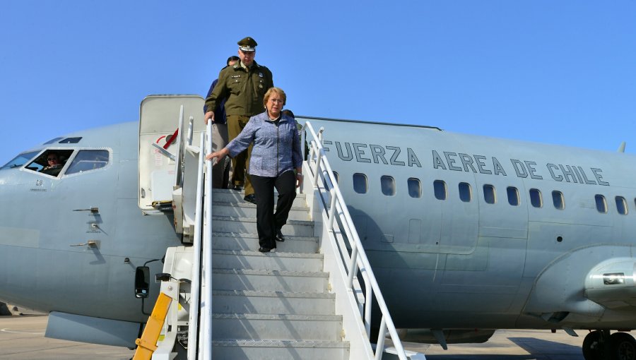 Presidenta Bachelet aterriza en Chile tras convulsionado viaje desde China