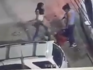 Combos y palos: Video revela impactante golpiza que sufrió una mujer en Iquique