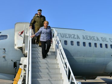 Presidenta Bachelet aterriza en Chile tras convulsionado viaje desde China