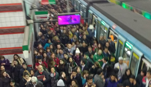 Pasajero y funcionaria protagonizan pelea durante evacuación del Metro