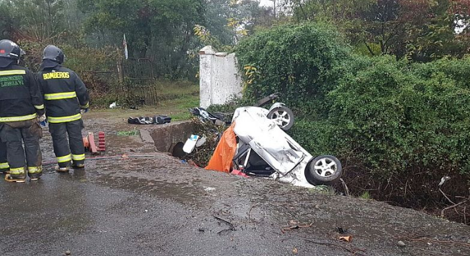 Tres muertos deja volcamiento de un auto a la altura de Longaví