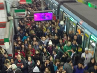 Pasajero y funcionaria protagonizan pelea durante evacuación del Metro