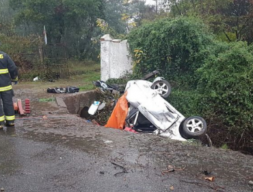 Tres muertos deja volcamiento de un auto a la altura de Longaví