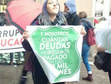 Estudiantes protestan en el frontis de la Dirección General de Carabineros