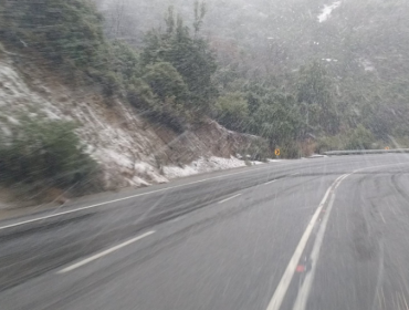 Foto: Sorpresa por la presencia de nieve en cuesta La Dormida