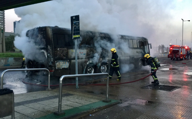 Bus particular se incendia en plena caletera de Avenida General Velásquez