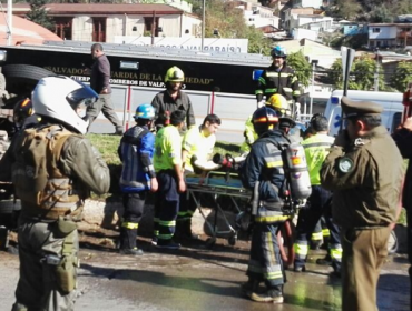 Camión y vehículo se vuelcan en accidente en calle Santos Ossa de Valparaíso