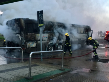 Bus particular se incendia en plena caletera de Avenida General Velásquez