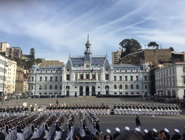 Más de dos mil uniformados desfilaron en Valparaíso en homenaje a Glorias Navales