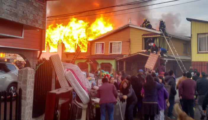 Tremendo incendio afectó a ocho viviendas en Lota