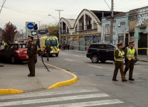 Colisión vehicular deja cuatro carabineros lesionados en comuna de Santiago