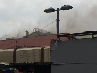 Incendio en local provoca evacuación en mall ubicado en centro de Santiago