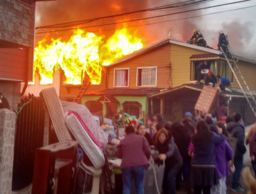 Tremendo incendio afectó a ocho viviendas en Lota