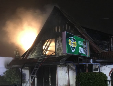 Fallece madre y su hija en voraz incendio registrado en restaurante de Temuco