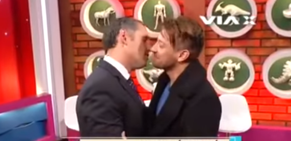 José Miguel Villouta y Pablo Ruiz se besan en el programa “El Interruptor”