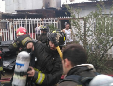 Violento incendio deja tres casas destruidas y más de 10 damnificados en Recoleta