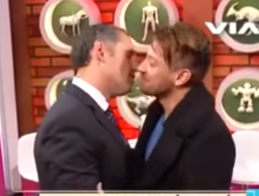 José Miguel Villouta y Pablo Ruiz se besan en el programa “El Interruptor”