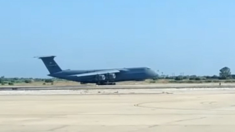 Emergencia Aérea: Brillante aterrizaje de avión militar sin tren delantero