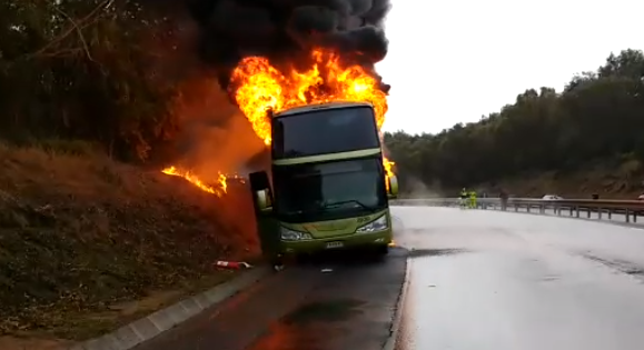 Bus Turbus arde en llamas en plena Ruta 5 Norte en dirección a Santiago