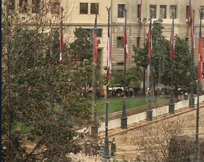 Hombre trepa desnudo el mástil de una bandera en el Palacio de La Moneda