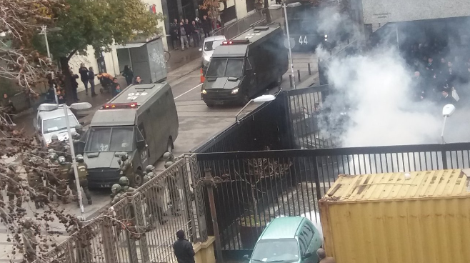 Fuerzas Especiales derriban reja del Instituto Nacional en manifestaciones