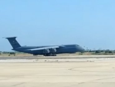 Emergencia Aérea: Brillante aterrizaje de avión militar sin tren delantero