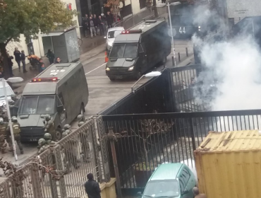 Fuerzas Especiales derriban reja del Instituto Nacional en manifestaciones