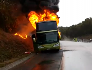 Bus Turbus arde en llamas en plena Ruta 5 Norte en dirección a Santiago