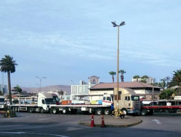 Camioneros bloquean por completo acceso al puerto de Arica