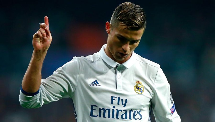Cristiano Ronaldo sorprende publicando foto con su novia en redes sociales