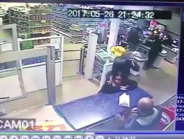 Cámaras de seguridad graban violento atraco a Supermercado de Quilpué