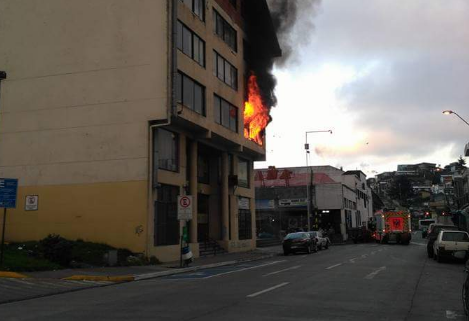 Violento incendio consume emblemática Radio en Puerto Montt