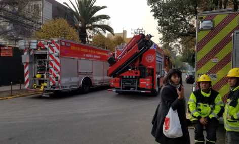 Trabajador queda atrapado tras derrumbe de edificio en construcción en Ñuñoa