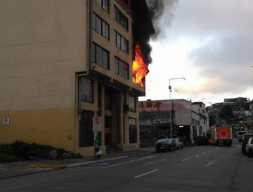 Violento incendio consume emblemática Radio en Puerto Montt