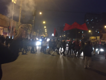 Manifestantes del Movimiento Ukamau interrumpen el tránsito en la Alameda