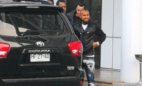 Arturo Vidal aterriza en Santiago para sumarse a los trabajos de la Roja