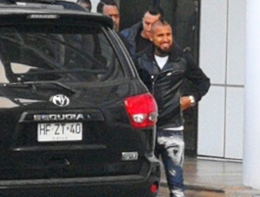 Arturo Vidal aterriza en Santiago para sumarse a los trabajos de la Roja