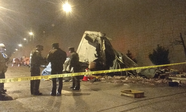 Trágico accidente: Camión cae de 15 metros dejando dos muertos en Talcahuano