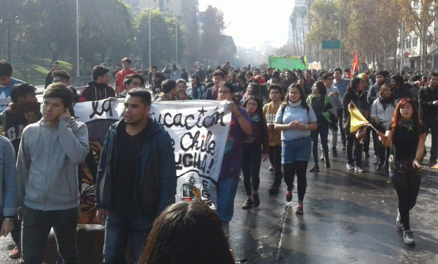 Enfrentamientos entre manifestantes y Carabineros deja marcha en Santiago