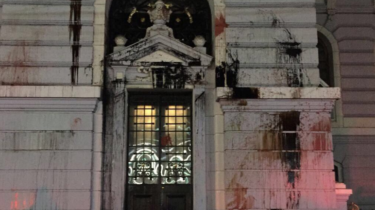 Sujetos atacaron con bombas de pintura el edificio de la Armada en Valparaíso