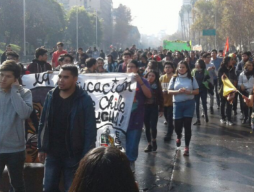 Enfrentamientos entre manifestantes y Carabineros deja marcha en Santiago