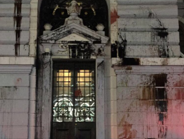 Sujetos atacaron con bombas de pintura el edificio de la Armada en Valparaíso