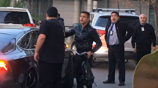 Alexis Sánchez llega de sorpresa a Chile para viajar a Rusia junto al plantel