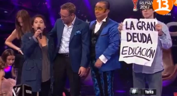 Estudiantes interrumpen rutina de Yerko Puchento en vivo y en directo