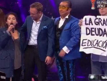 Estudiantes interrumpen rutina de Yerko Puchento en vivo y en directo