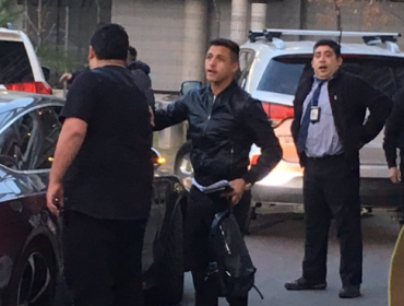 Alexis Sánchez llega de sorpresa a Chile para viajar a Rusia junto al plantel