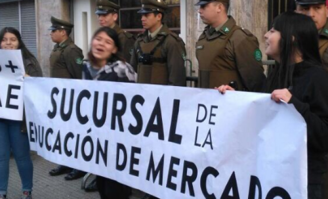 Estudiantes secundarios protestaron en el frontis del Ministerio de Educación