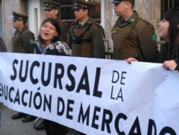 Estudiantes secundarios protestaron en el frontis del Ministerio de Educación